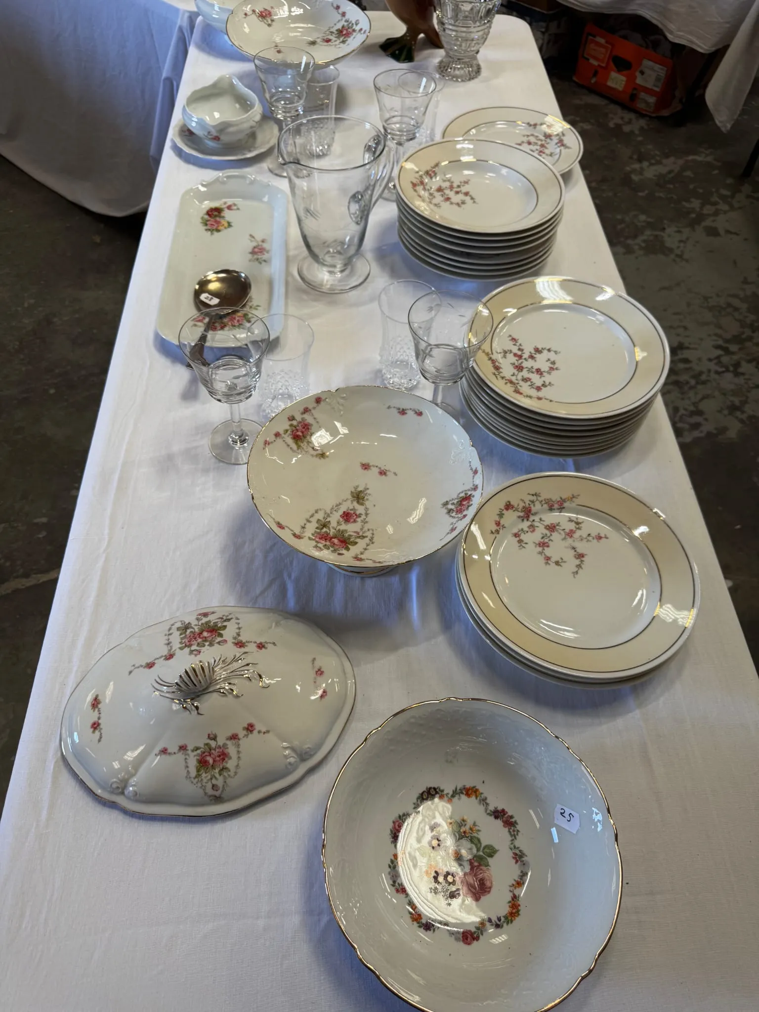 Service en porcelaine à décor floral et filet doré