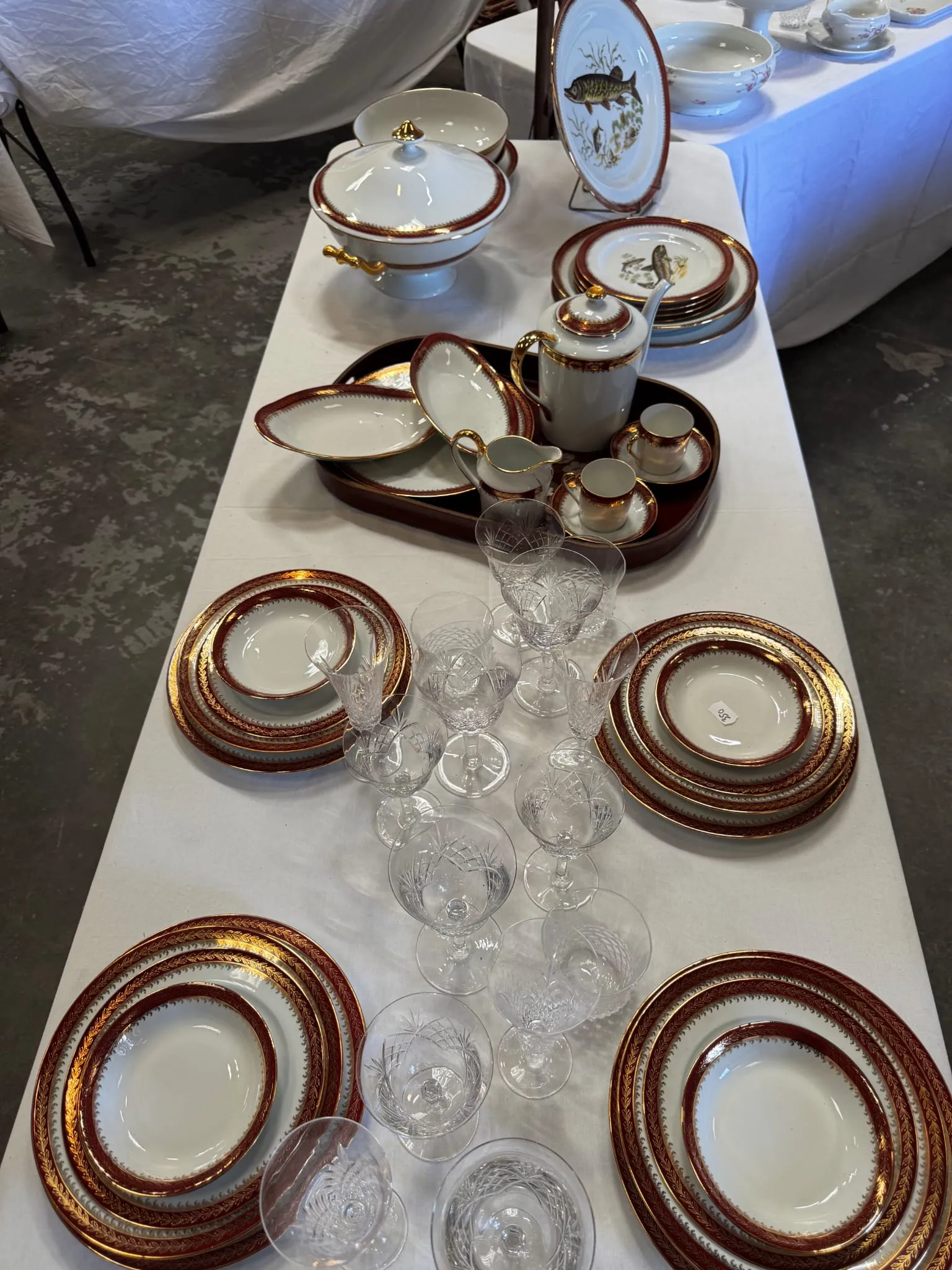 Service de table bordeaux et or avec verres en cristal